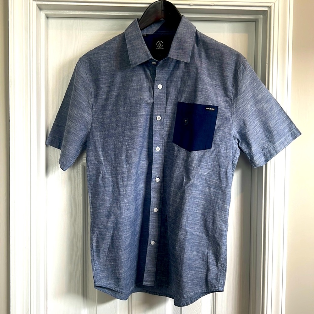 Genuine Volcom men’s size Small short sleeve button down shirt !